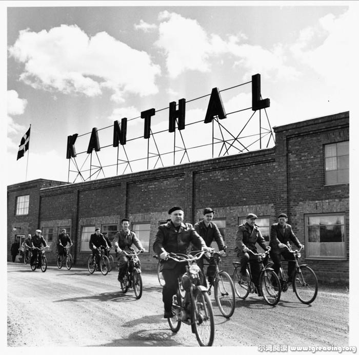 第二次世界大战期间,工厂工人骑自行车去上班(北欧博物馆)